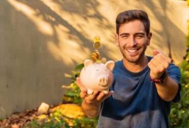 Homem feliz a poupar dinheiro