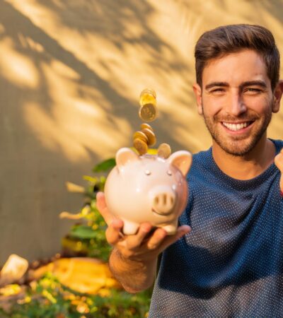 Homem feliz a poupar dinheiro