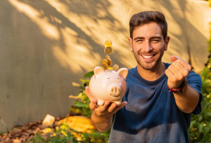 Homem feliz a poupar dinheiro